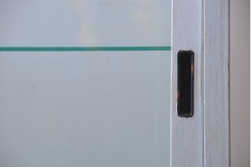 アンティーク家具　アンティークペイント　フレンチグレーカラーの薄型ガラスケース