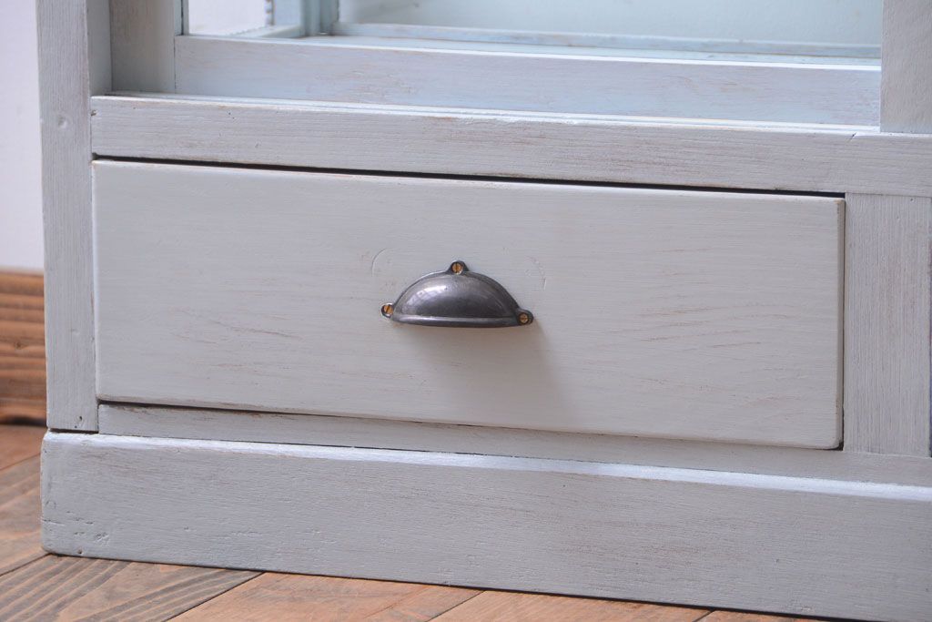 アンティーク家具　アンティークペイント　フレンチグレーカラーの薄型ガラスケース