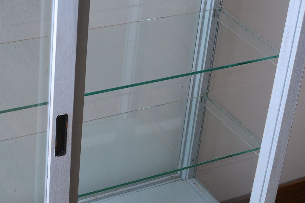 アンティーク家具　アンティークペイント　フレンチグレーカラーの薄型ガラスケース