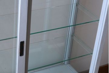 アンティーク家具　アンティークペイント　フレンチグレーカラーの薄型ガラスケース
