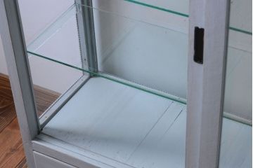 アンティーク家具　アンティークペイント　フレンチグレーカラーの薄型ガラスケース