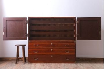 アンティーク家具　和製アンティーク　前面欅材の二段重ね観音箪笥(衣装箪笥)