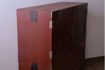 アンティーク家具　和製アンティーク　前面欅材の二段重ね観音箪笥(衣装箪笥)