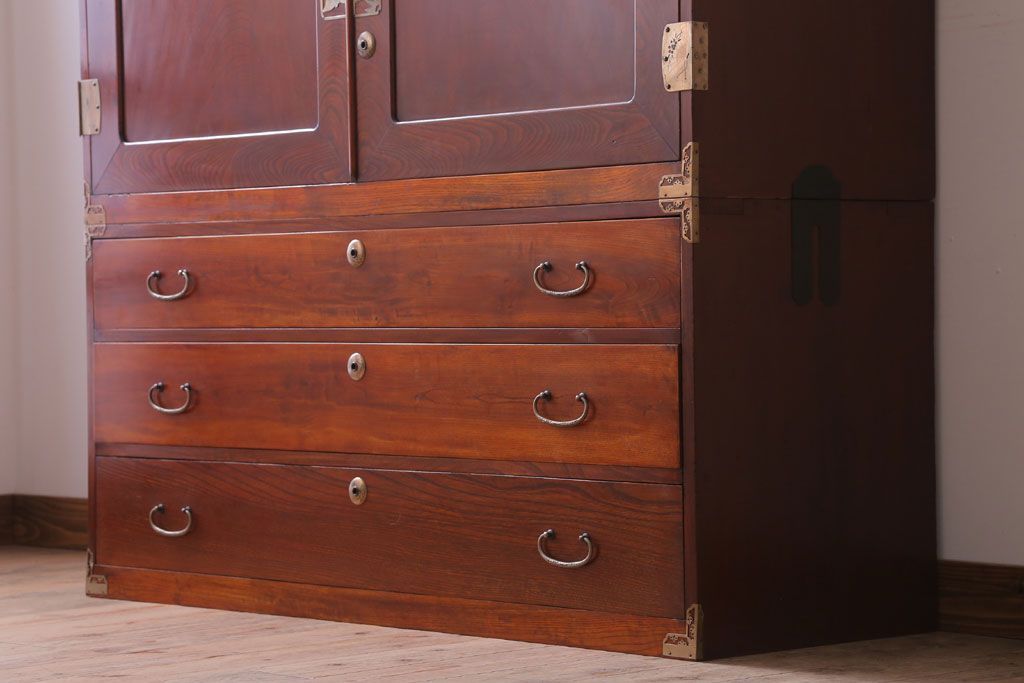 アンティーク家具　和製アンティーク　前面欅材の二段重ね観音箪笥(衣装箪笥)