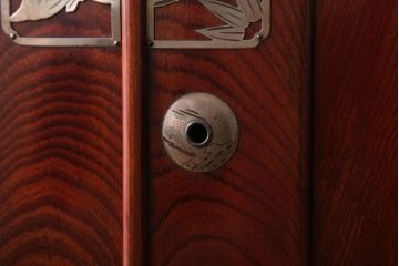 アンティーク家具　和製アンティーク　前面欅材の二段重ね観音箪笥(衣装箪笥)