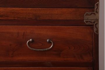 アンティーク家具　和製アンティーク　前面欅材の二段重ね観音箪笥(衣装箪笥)