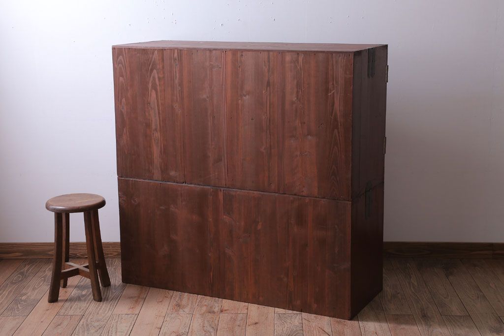 アンティーク家具　和製アンティーク　前面欅材の二段重ね観音箪笥(衣装箪笥)