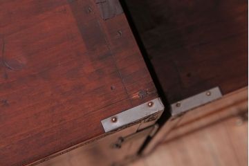 アンティーク家具　和製アンティーク　前面欅材の二段重ね観音箪笥(衣装箪笥)