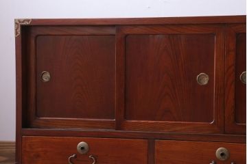 アンティーク家具　和製アンティーク　漆塗り!前面欅材の時代箪笥ローボード(2)