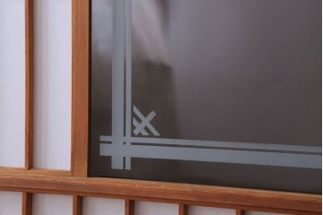和製アンティーク　腰板黒柿材!デザインガラス入りの古い雪見障子戸2枚セット(1)(引き戸、擦り上げ障子戸、擦上障子戸)