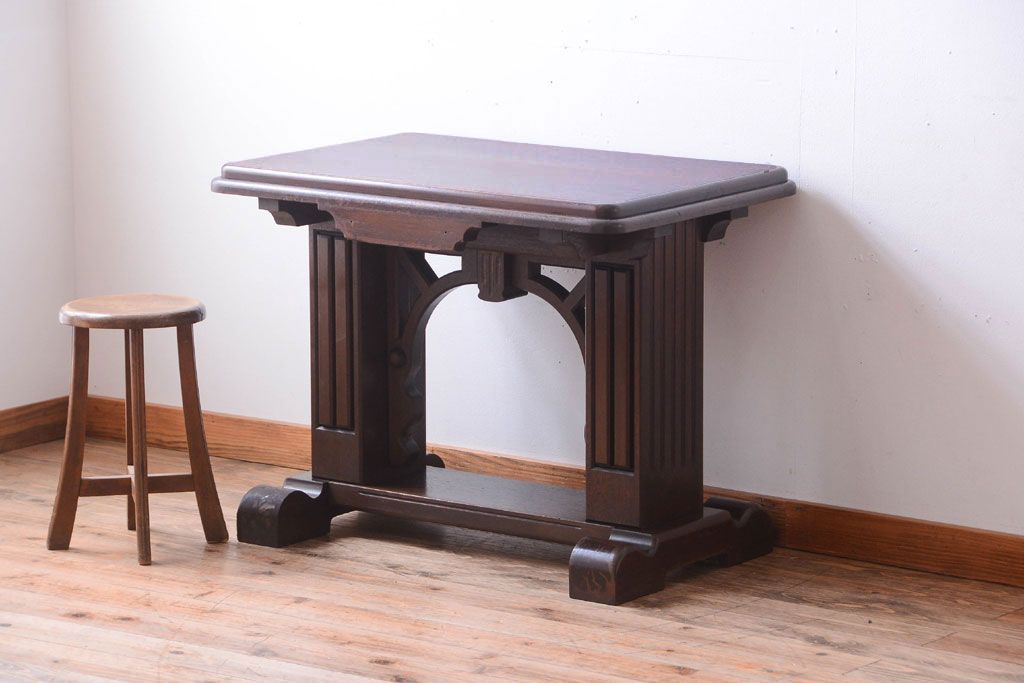 アンティーク家具　海外アンティーク　重厚なデザインの優雅なコーヒーテーブル(カフェテーブル・陳列台)