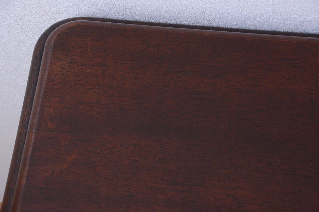 アンティーク家具　海外アンティーク　重厚なデザインの優雅なコーヒーテーブル(カフェテーブル・陳列台)