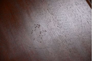 アンティーク家具　海外アンティーク　重厚なデザインの優雅なコーヒーテーブル(カフェテーブル・陳列台)