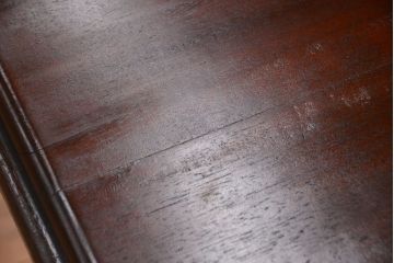 アンティーク家具　海外アンティーク　重厚なデザインの優雅なコーヒーテーブル(カフェテーブル・陳列台)