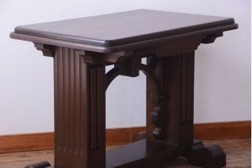 アンティーク家具　海外アンティーク　重厚なデザインの優雅なコーヒーテーブル(カフェテーブル・陳列台)