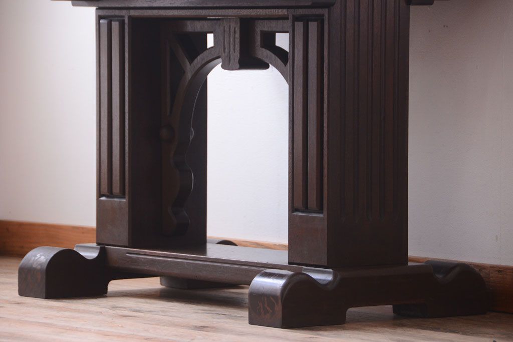 アンティーク家具　海外アンティーク　重厚なデザインの優雅なコーヒーテーブル(カフェテーブル・陳列台)