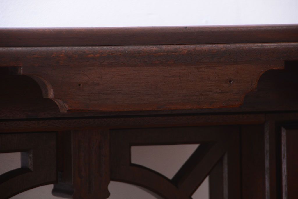 アンティーク家具　海外アンティーク　重厚なデザインの優雅なコーヒーテーブル(カフェテーブル・陳列台)