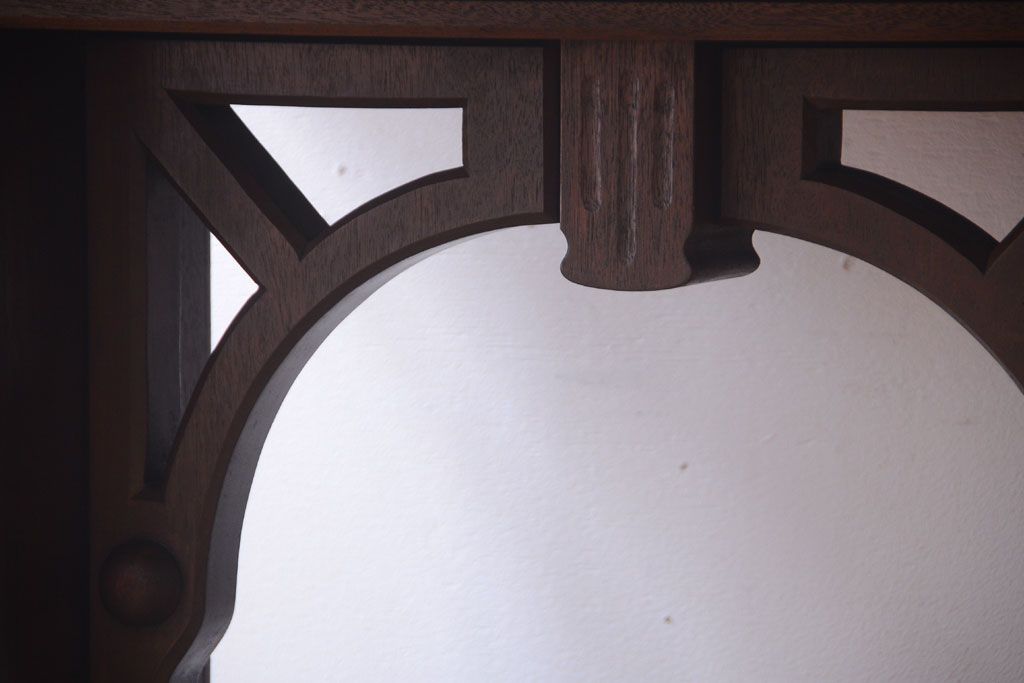 アンティーク家具　海外アンティーク　重厚なデザインの優雅なコーヒーテーブル(カフェテーブル・陳列台)