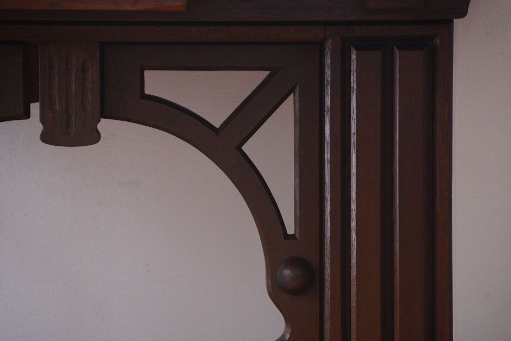 アンティーク家具　海外アンティーク　重厚なデザインの優雅なコーヒーテーブル(カフェテーブル・陳列台)