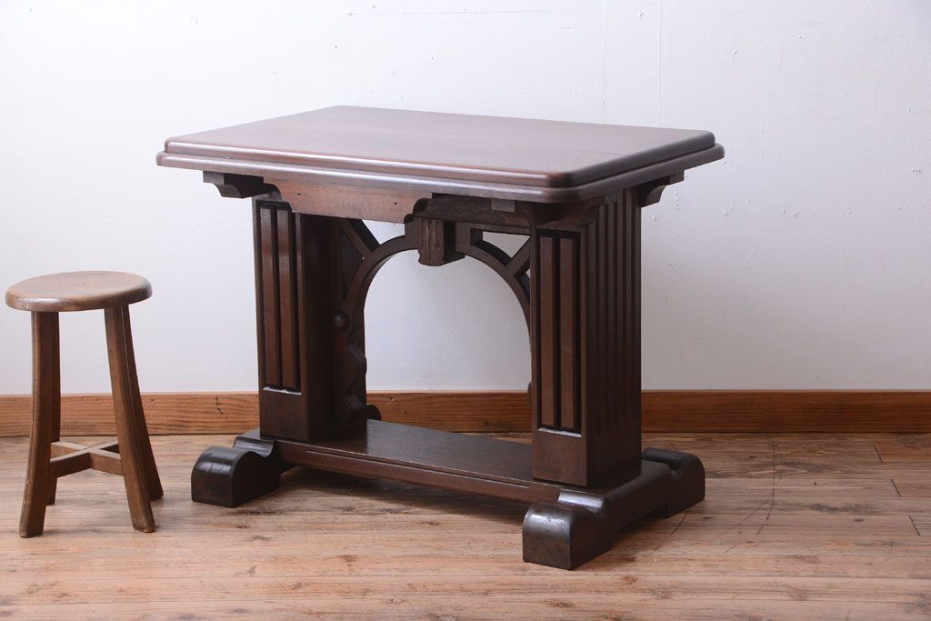 アンティーク家具　海外アンティーク　重厚なデザインの優雅なコーヒーテーブル(カフェテーブル・陳列台)