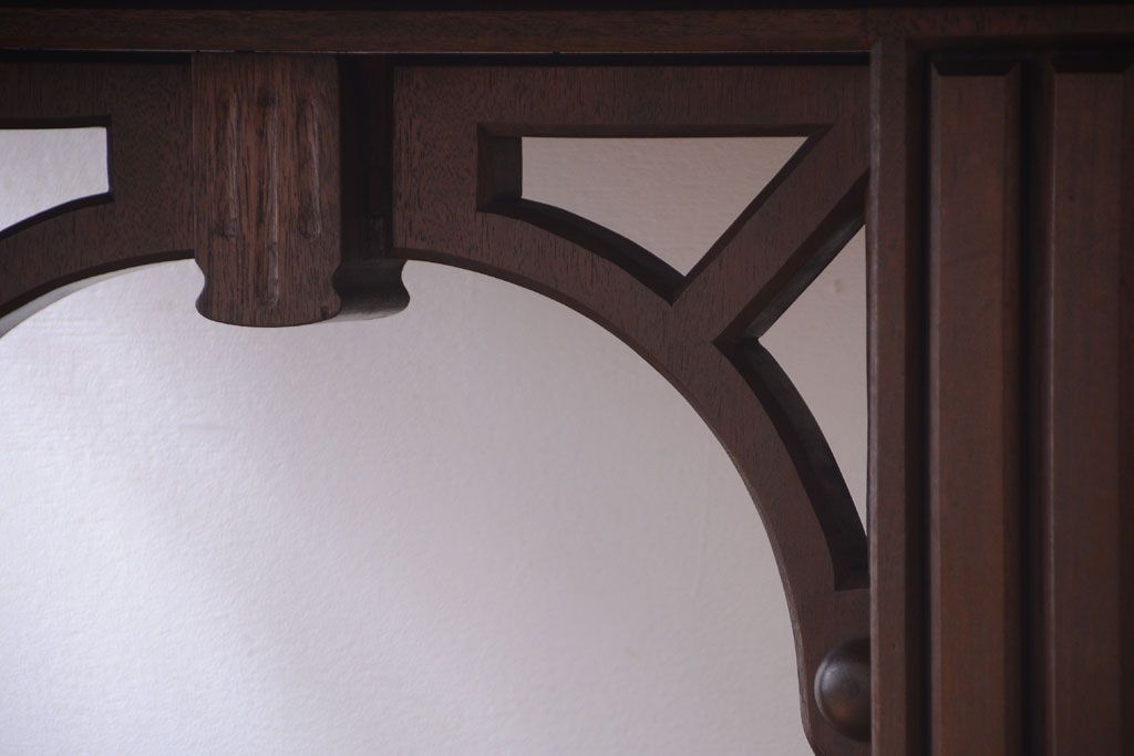 アンティーク家具　海外アンティーク　重厚なデザインの優雅なコーヒーテーブル(カフェテーブル・陳列台)