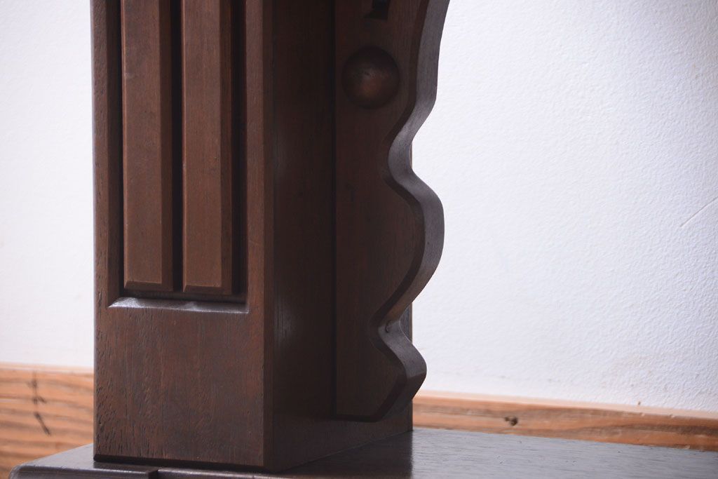 アンティーク家具　海外アンティーク　重厚なデザインの優雅なコーヒーテーブル(カフェテーブル・陳列台)