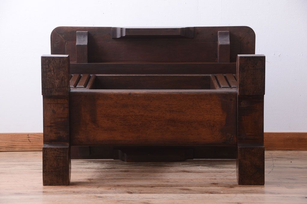 アンティーク家具　海外アンティーク　重厚なデザインの優雅なコーヒーテーブル(カフェテーブル・陳列台)