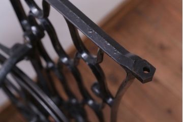 アンティーク雑貨　アンティーク　おしゃれなシンガーミシンの鉄脚(1)