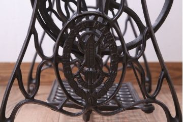 アンティーク雑貨　アンティーク　おしゃれなシンガーミシンの鉄脚(1)