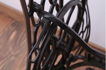 アンティーク雑貨　アンティーク　おしゃれなシンガーミシンの鉄脚(1)