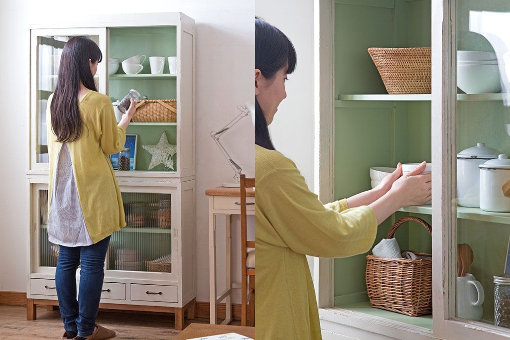 アンティーク家具　アンティークペイント　モールガラス入り!脚付き重ね収納棚(食器棚)