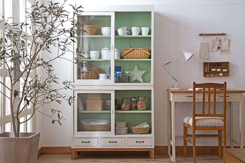 アンティーク家具　アンティークペイント　モールガラス入り!脚付き重ね収納棚(食器棚)