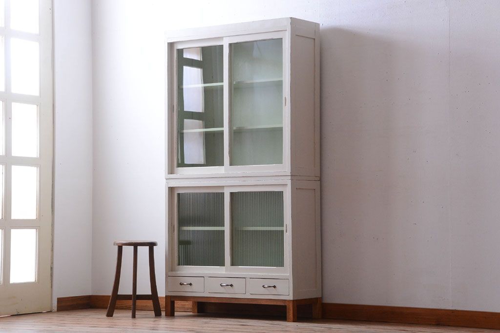 アンティーク家具　アンティークペイント　モールガラス入り!脚付き重ね収納棚(食器棚)