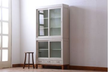 アンティーク家具　アンティークペイント　モールガラス入り!脚付き重ね収納棚(食器棚)