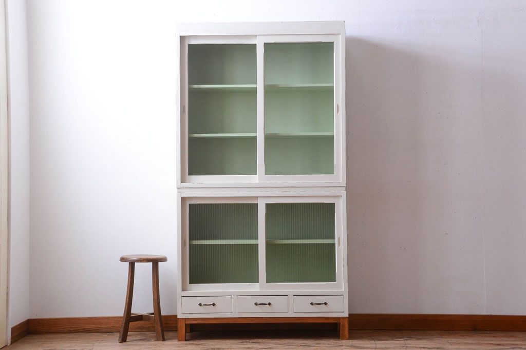 アンティーク家具　アンティークペイント　モールガラス入り!脚付き重ね収納棚(食器棚)