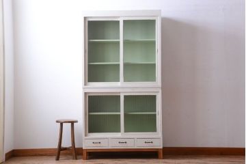 アンティーク家具　アンティークペイント　モールガラス入り!脚付き重ね収納棚(食器棚)