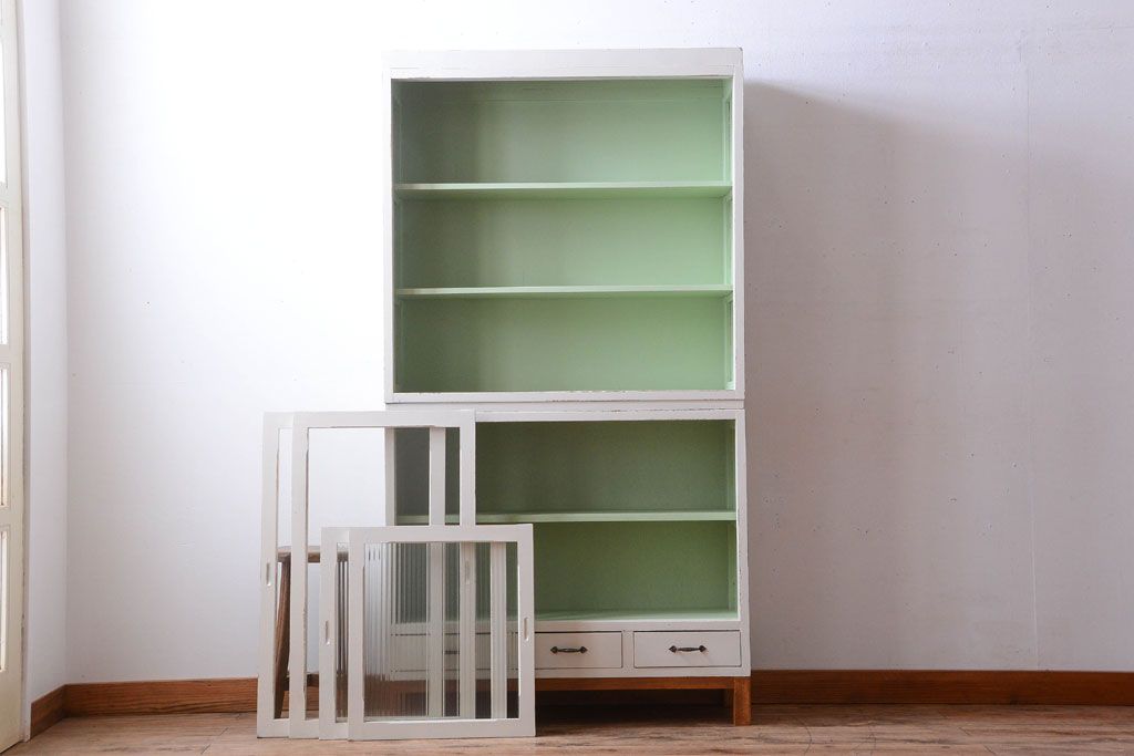 アンティーク家具　アンティークペイント　モールガラス入り!脚付き重ね収納棚(食器棚)