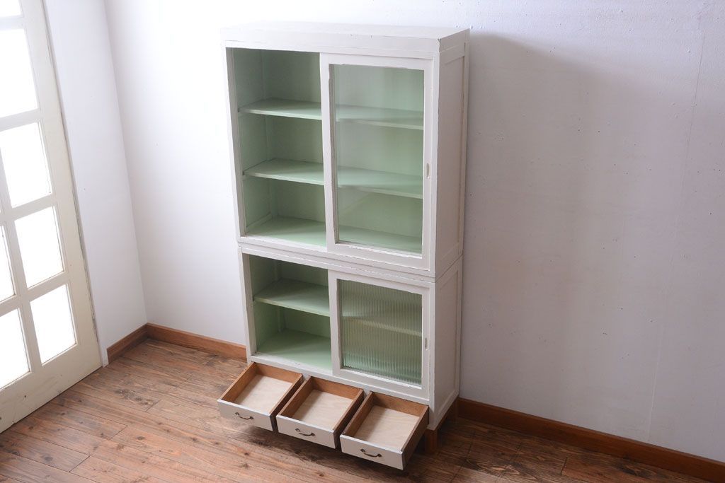 アンティーク家具　アンティークペイント　モールガラス入り!脚付き重ね収納棚(食器棚)