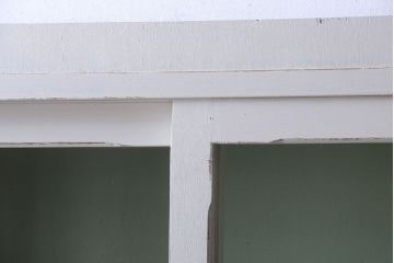 アンティーク家具　アンティークペイント　モールガラス入り!脚付き重ね収納棚(食器棚)