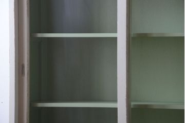 アンティーク家具　アンティークペイント　モールガラス入り!脚付き重ね収納棚(食器棚)