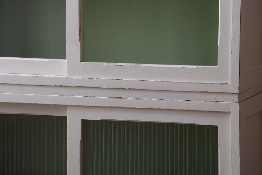 アンティーク家具　アンティークペイント　モールガラス入り!脚付き重ね収納棚(食器棚)