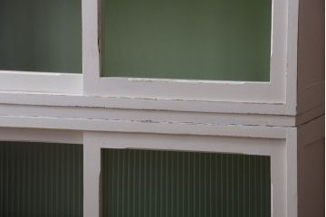 アンティーク家具　アンティークペイント　モールガラス入り!脚付き重ね収納棚(食器棚)