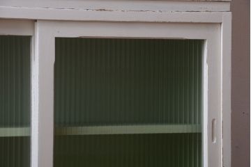 アンティーク家具　アンティークペイント　モールガラス入り!脚付き重ね収納棚(食器棚)