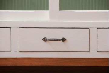 アンティーク家具　アンティークペイント　モールガラス入り!脚付き重ね収納棚(食器棚)