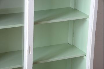 アンティーク家具　アンティークペイント　モールガラス入り!脚付き重ね収納棚(食器棚)