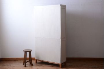 アンティーク家具　アンティークペイント　モールガラス入り!脚付き重ね収納棚(食器棚)