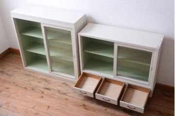 アンティーク家具　アンティークペイント　モールガラス入り!脚付き重ね収納棚(食器棚)