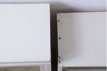 アンティーク家具　アンティークペイント　モールガラス入り!脚付き重ね収納棚(食器棚)