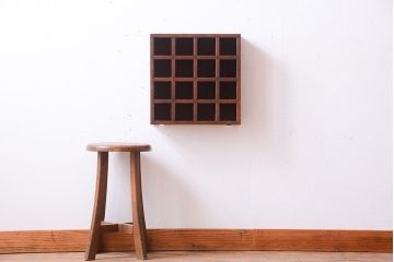 アンティーク家具　和製アンティーク　4×4　古い木製の壁掛けマス目棚(収納棚、飾り棚)(小)(1)