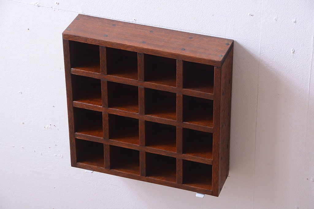 アンティーク家具　和製アンティーク　4×4　古い木製の壁掛けマス目棚(収納棚、飾り棚)(小)(1)